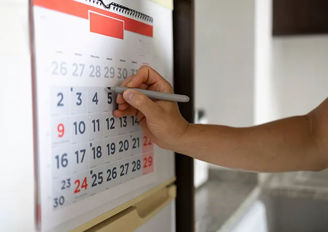 woman making calendar