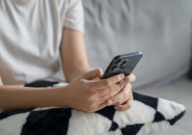 woman-texting