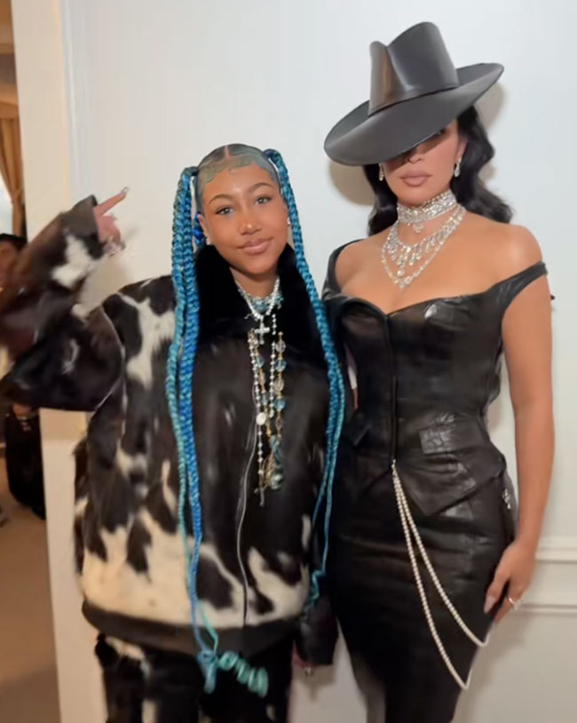 North West with blue hair and Kim Kardashian