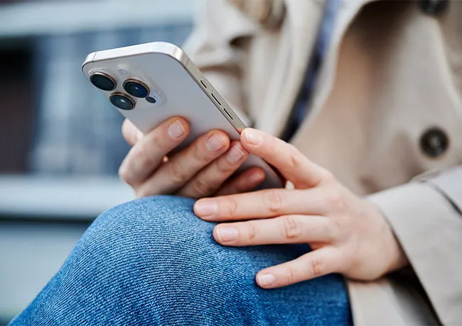 woman-using-iphone