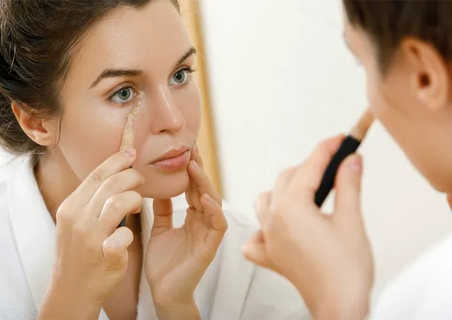 woman-applying-concealer