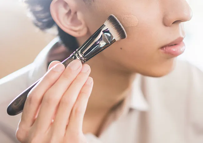 woman-applying-foundation