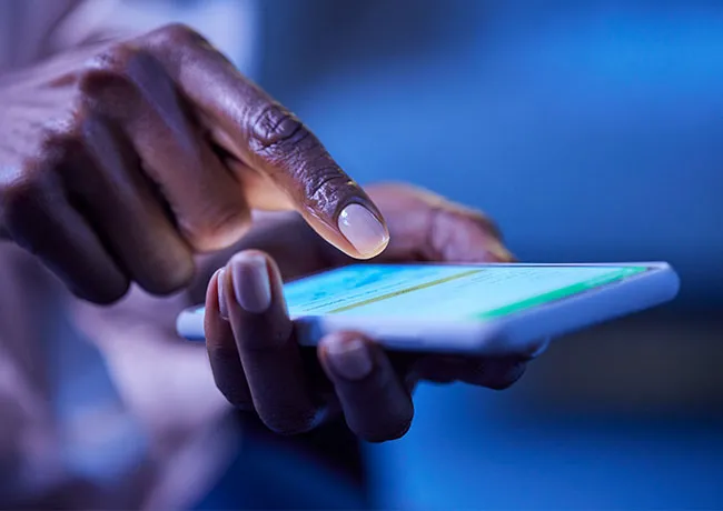 hand-scrolling-phone-night