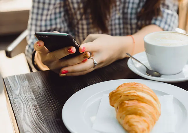 texting-iphone-breakfast