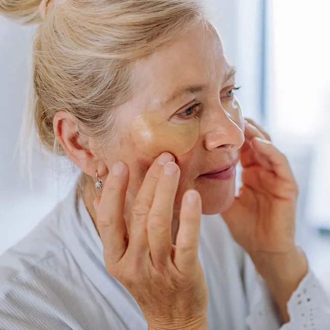 mature-woman-doing-skincare