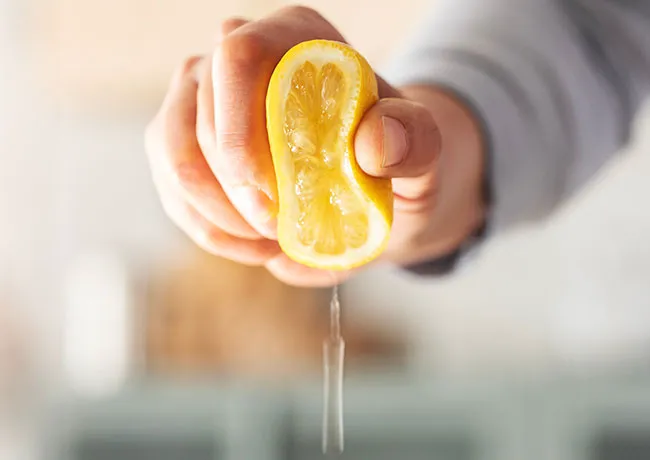 squeezing-lemon-juice
