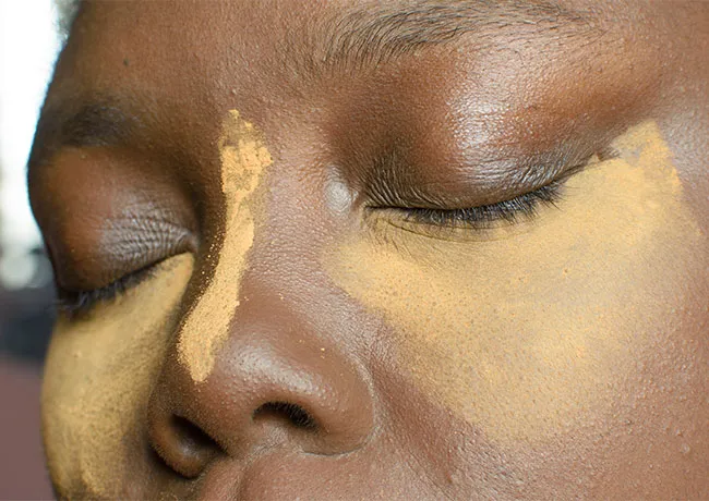 woman-using-powder