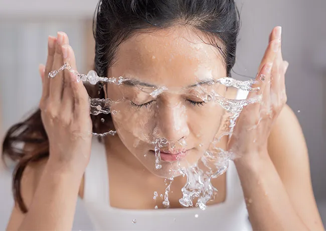 using-hot-water-cleanse-face