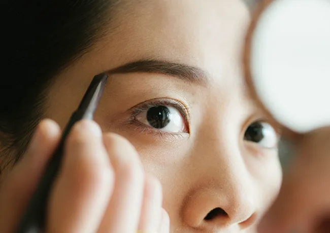 girl-making-eyebrows-dark
