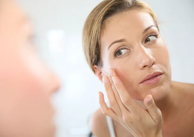 woman-using-face-primer