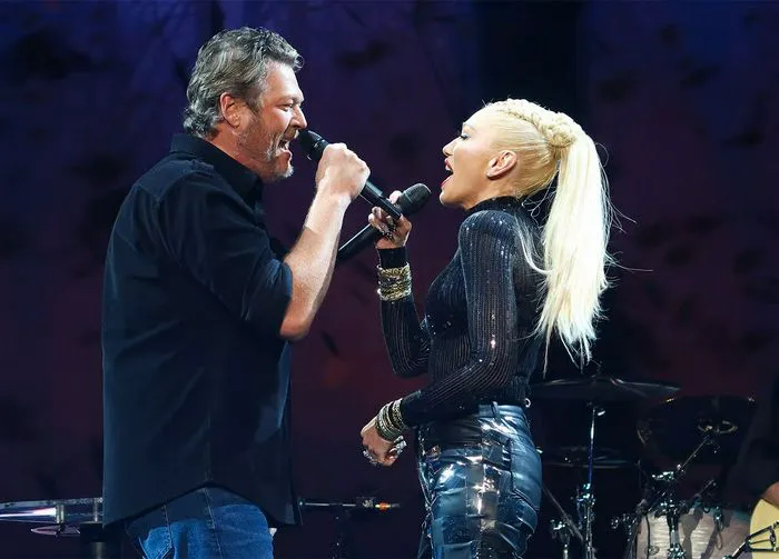 Gwen Stefani and Blake Shelton singing