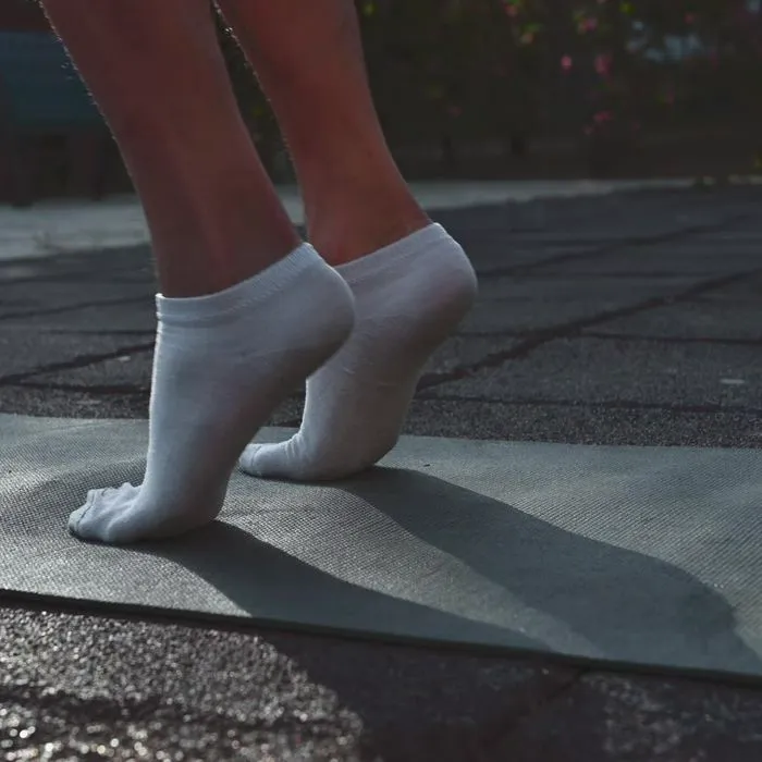 "Woman doing a Curtsy Step Up exercise"