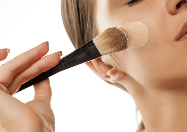 woman-applying-foundation