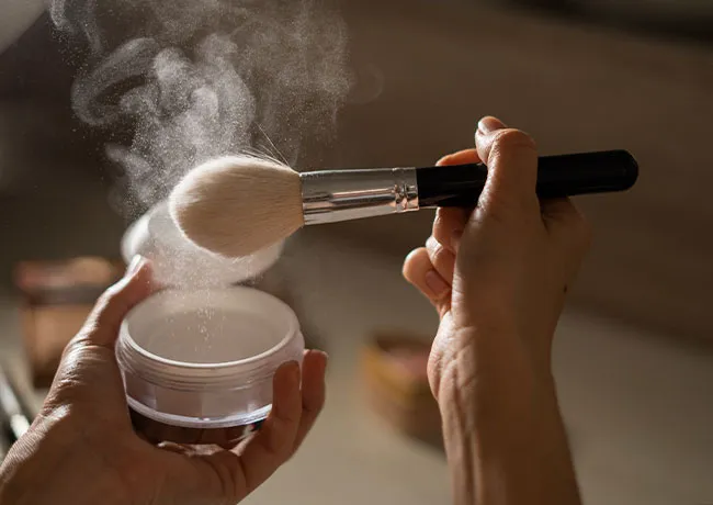 woman-applying-powder