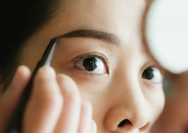 woman-shading-eyebrows