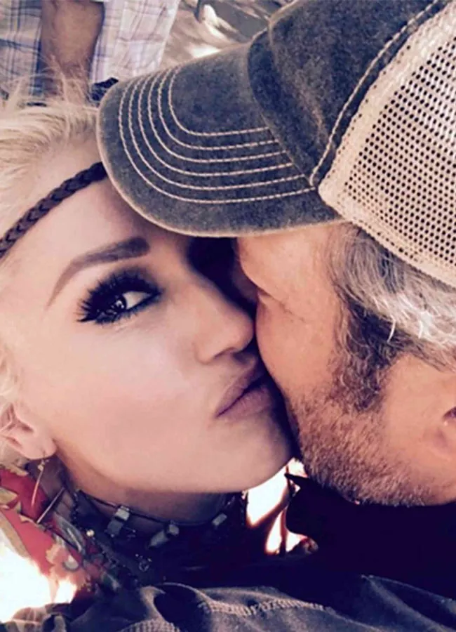 Gwen Stefani and Blake Shelton kissing