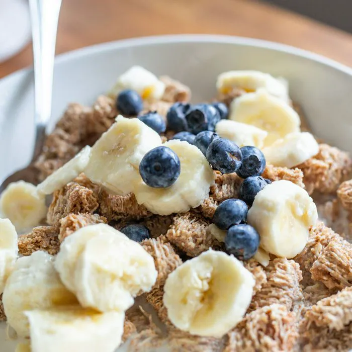 cereal with bananas and berries