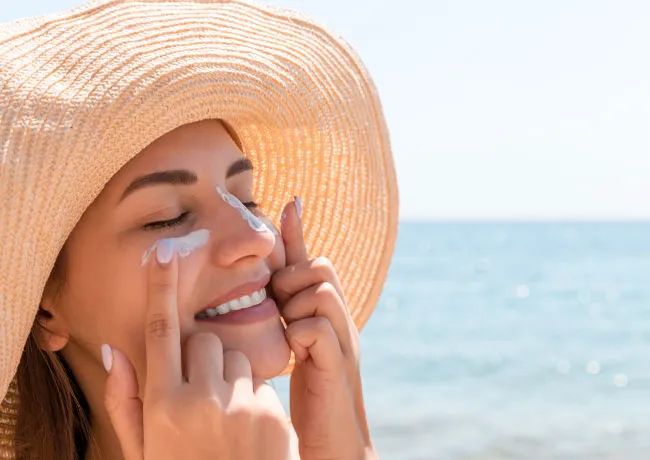 woman-applying-sunscreen