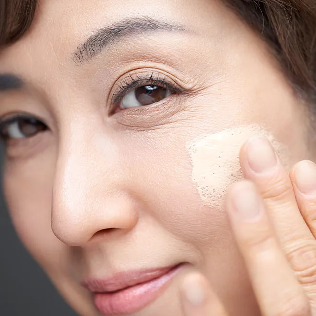woman-applying-foundation