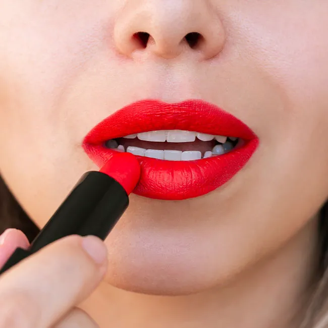 wearing-matte-lipstick