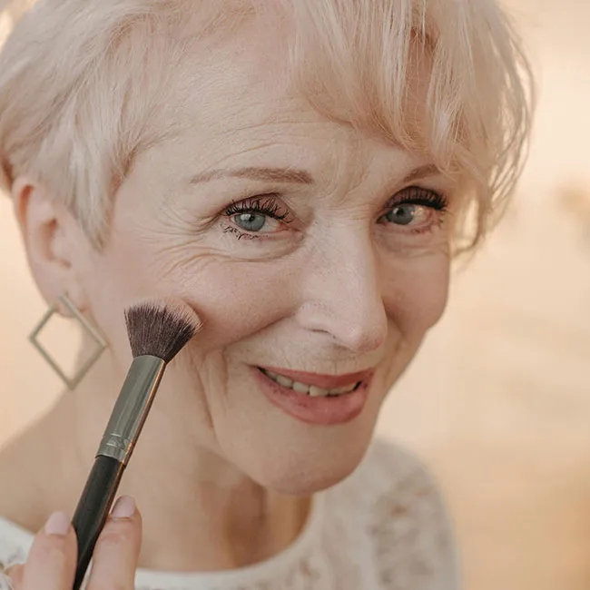 woman-applying-blush