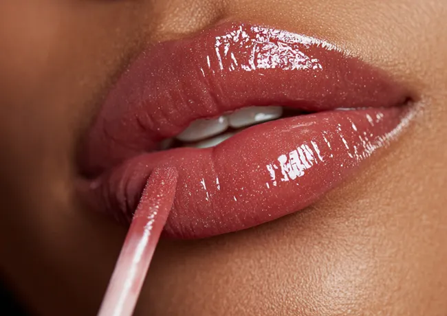woman-applying-lipgloss