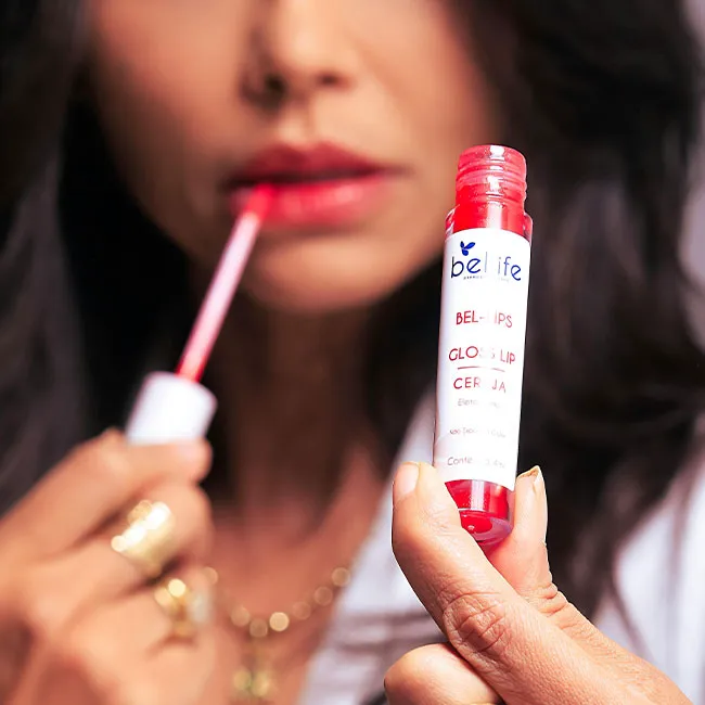 woman-applying-lipgloss