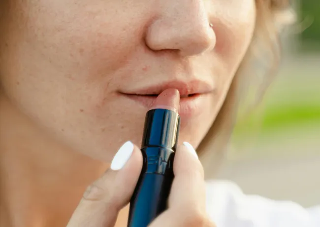 woman-applying-lip-liner