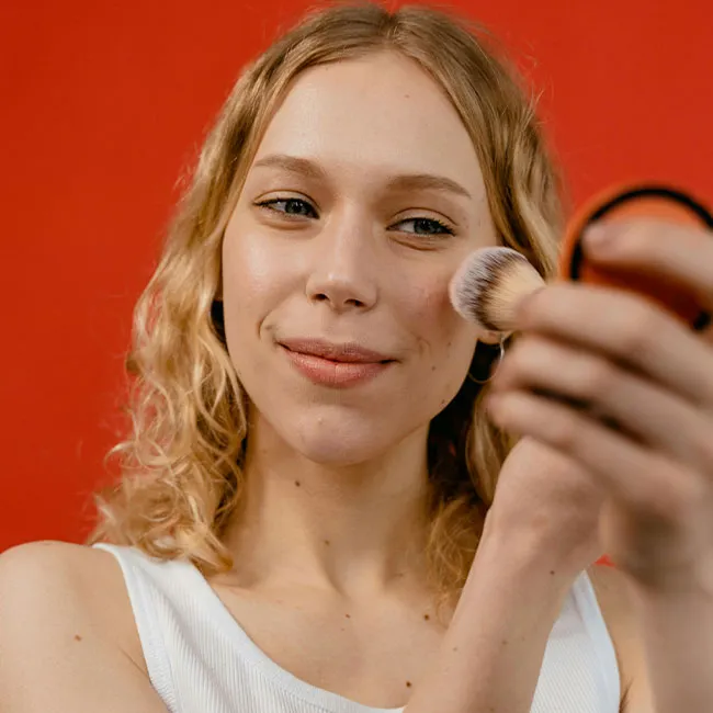 woman-applying-powdered-foundation