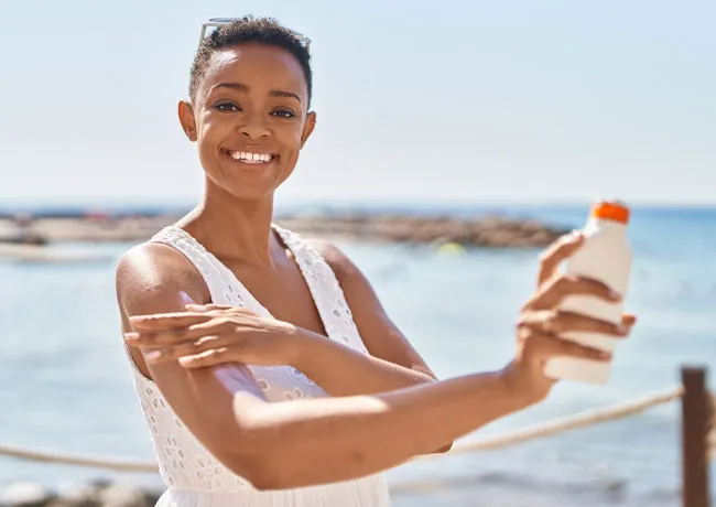 woman-applying-sunscreen