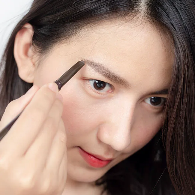 woman-drawing-eyebrows