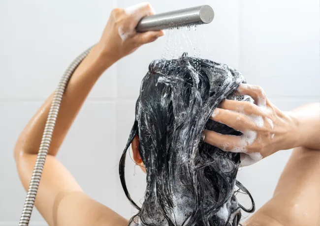 Woman-shampooing-hair