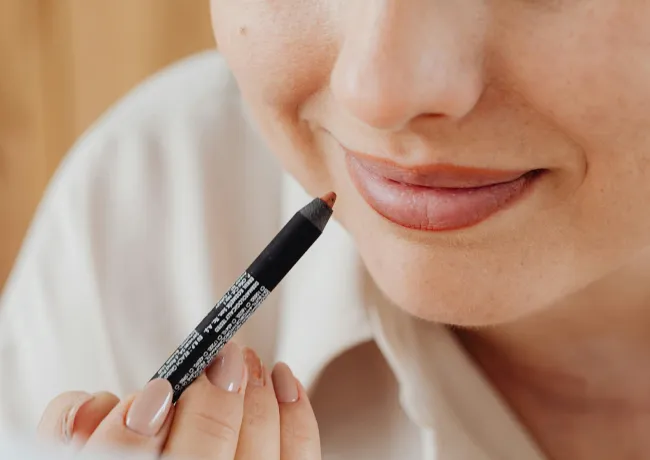 woman-using-lip-liner