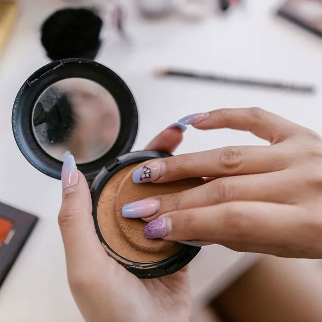 woman-using-powder