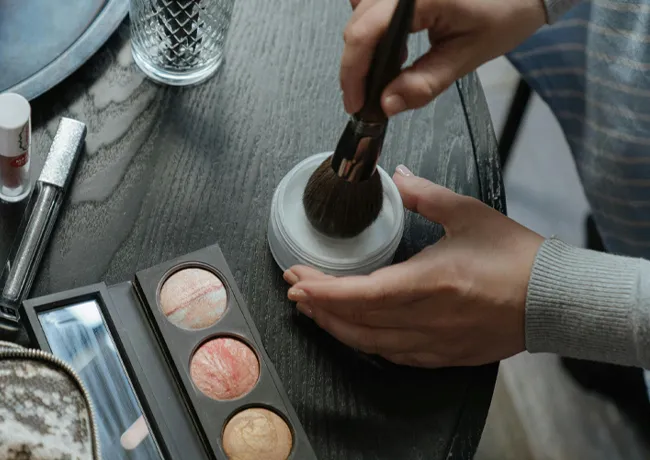 woman-using-powdered-makeup