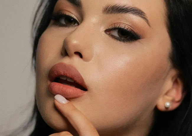 woman-wearing-eyeliner-lipstick