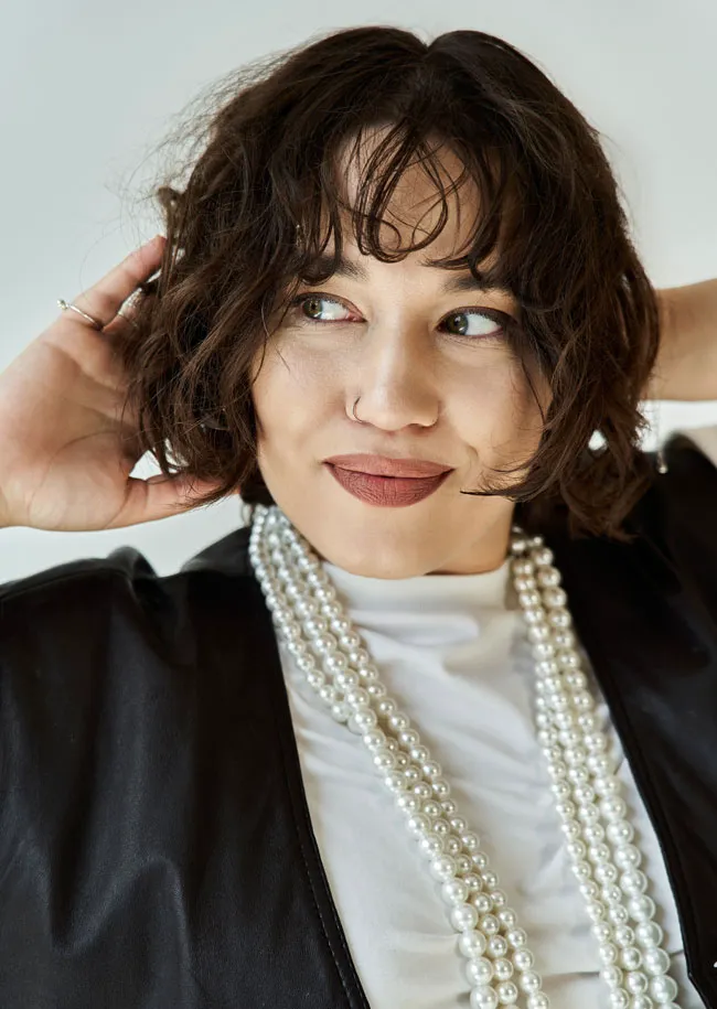 woman-wearing-pearls