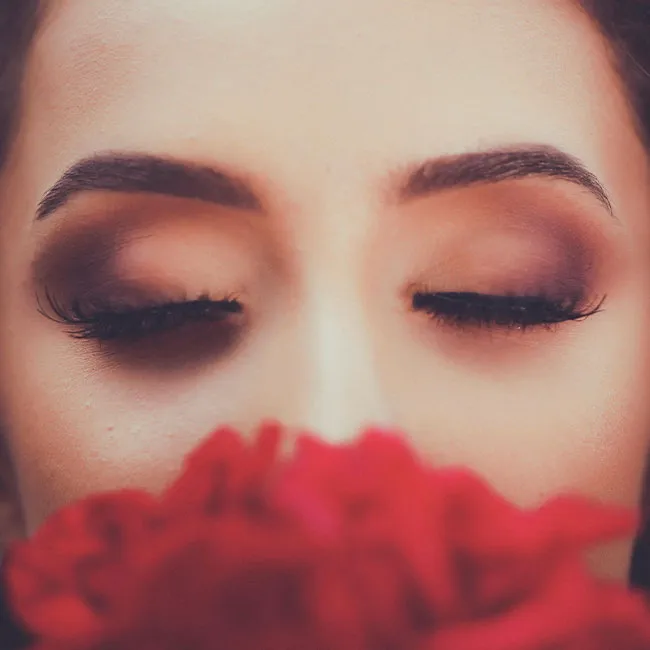 woman-wearing-warm-eyeshadow