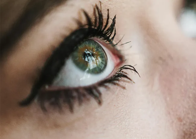 woman-heavy-mascara