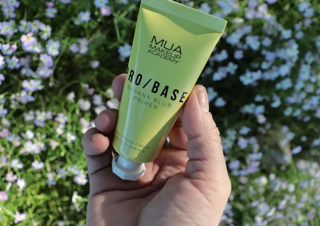 hand-holding-makeup-primer