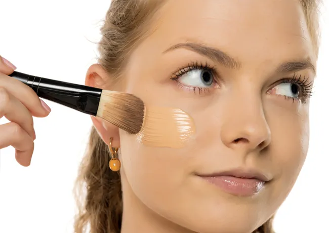 woman-applying-foundation