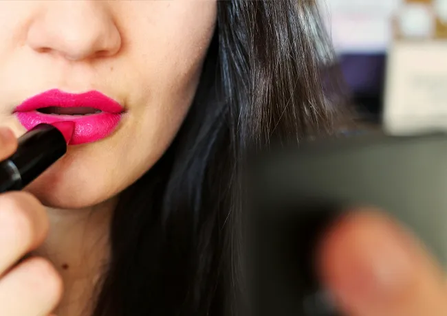 woman-applying-lipstick