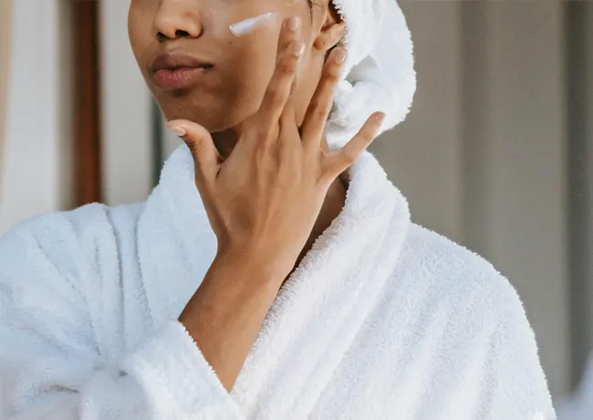 woman-applying-lotion
