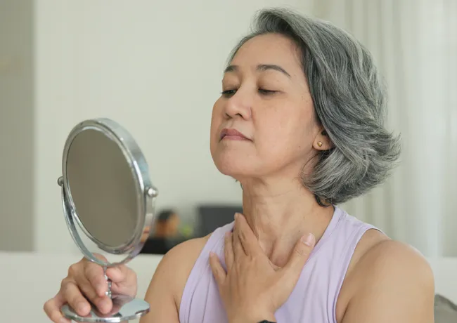 woman-looking-mirror