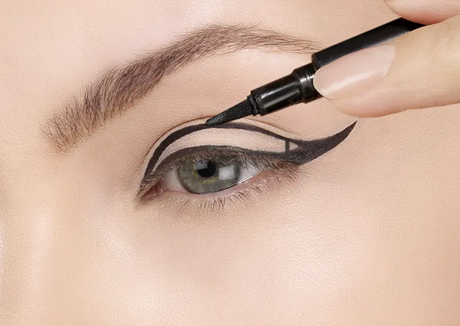 woman-creating-eyeliner-look