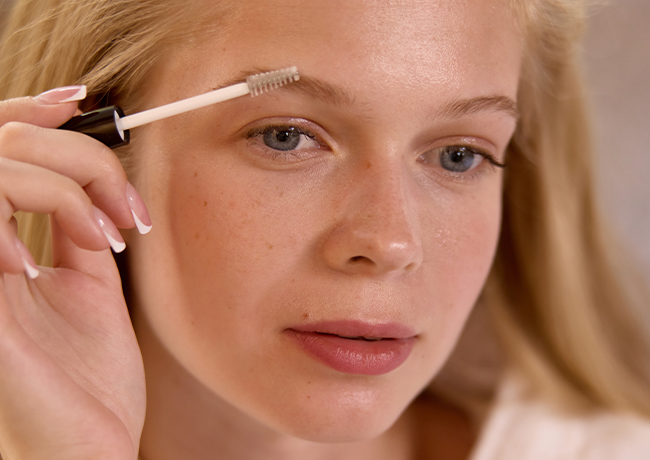 woman-eyebrow-makeup