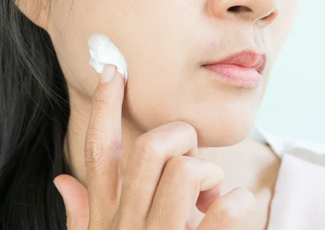 woman-applying-sunscreen