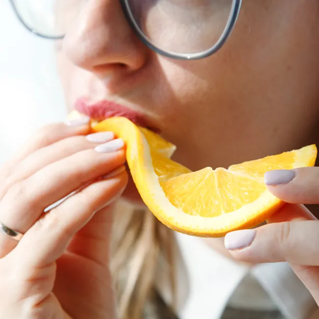 woman-eating-orange