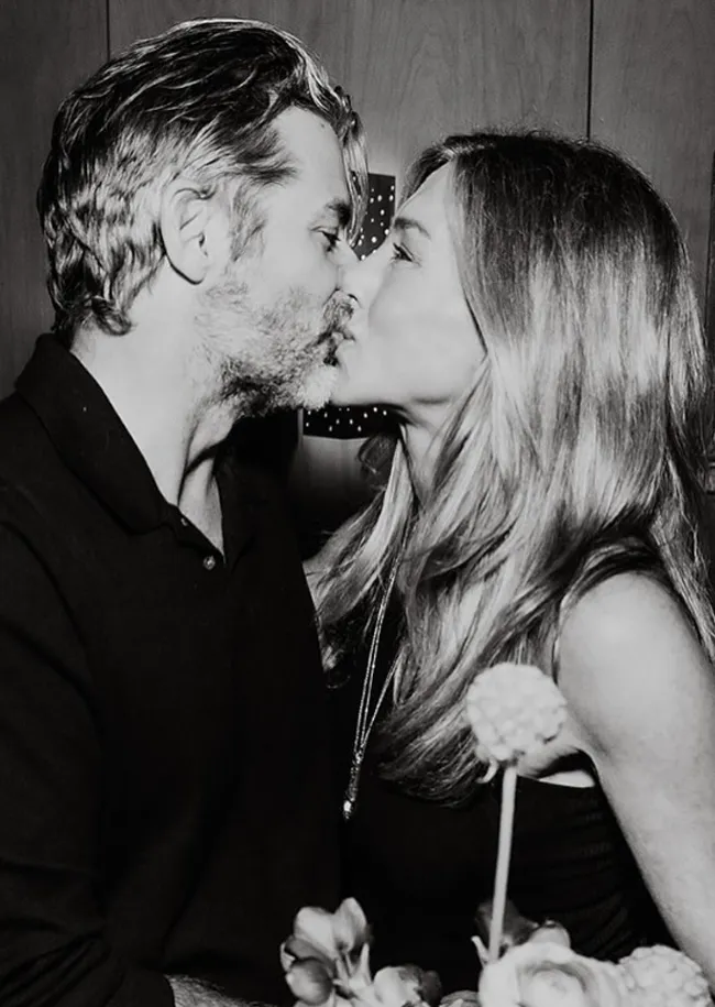Jennifer Aniston and Jim Curtis kissing on Instagram