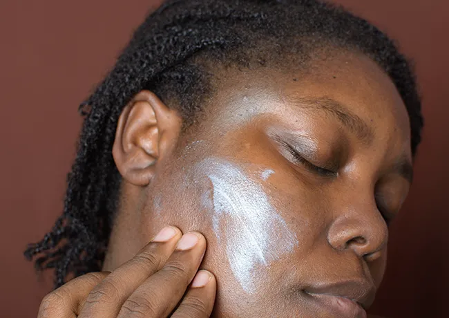 putting-on-sunscreen